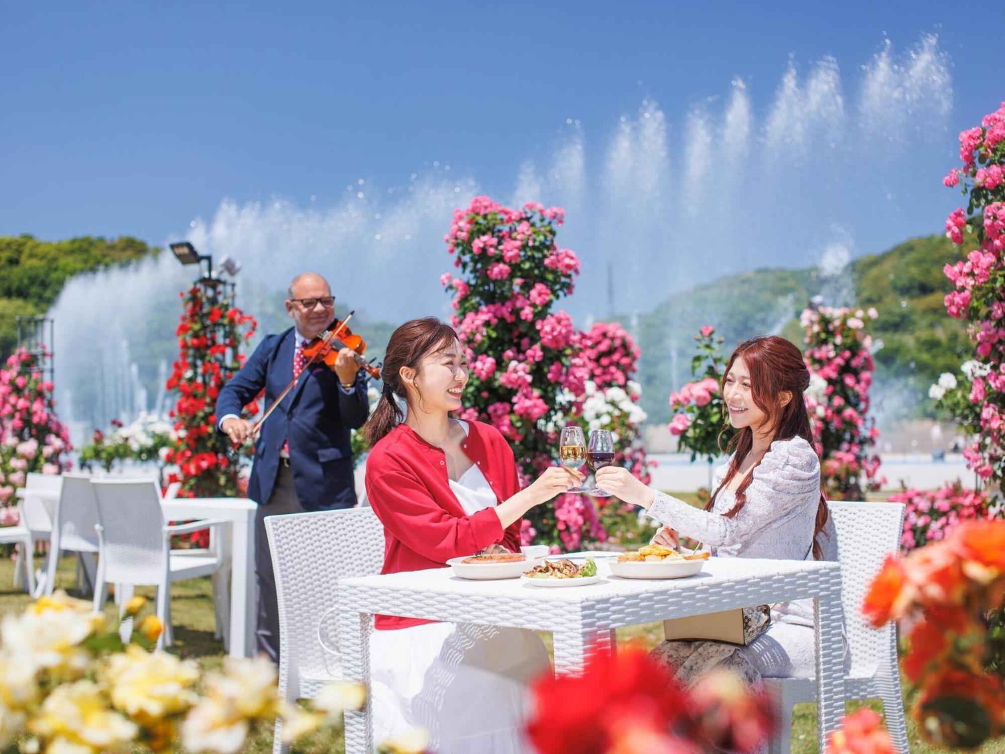 Hotel Den Haag Huis Ten Bosch Сасебо Екстериор снимка The Rose Festival